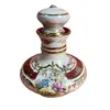 Foto de um(a) Perfumeiro Porcelana Cena Galante, da categoria de Outros modelos. antigo perfumeiro em porcelana policromada irisdicente/furtacor, filetada e arabescos em ouro, figura galante ao centro e... Vendido no marketplace Trésors.