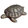 Foto de um(a) Cinzeiro Marinho: Tartaruga em Bronze, da categoria de Cinzeiros. Inspirada na longevidade e resistência das tartarugas marinhas, esta peça decorativa em bronze é um item de destaque para... Vendido no marketplace Trésors.