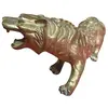 Foto de um(a) Escultura de Tigre em Bronze Maciço - Estilo Oriental, da categoria de Escultura. Esta é uma peça imponente e rica em detalhes, ideal para colecionadores e amantes de decoração clássica. A escultura... Vendido no marketplace Trésors.