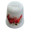 Foto de um(a) Dedal de Coleção em Porcelana – Floral Rosas Vermelhas, da categoria de Outros colecionáveis. Este delicado dedal em porcelana é uma peça clássica de colecionismo, unindo funcionalidade e estética romântica. Com um... Vendido no marketplace Trésors.