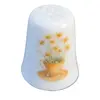 Foto de um(a) Dedal de Coleção em Porcelana – Tema Camomila e Abelha no Campo, da categoria de Outros colecionáveis. O design destaca-se pela composição harmoniosa: de um lado, um gracioso arranjo de camomilas (margaridas) brotando de uma... Vendido no marketplace Trésors.