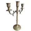 Foto de um(a) Antigo Castiçal Candelabro 3 Velas em Bronze Maciço, da categoria de Castiçais. Candelabro vintage de 3 braços em bronze maciço, uma peça autêntica com a beleza da passagem do tempo visível na sua pátina... Vendido no marketplace Trésors.