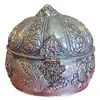 Foto de um(a) Caixa Porta-Joias Vintage em Metal Prateado com Detalhes em Cobre e Rica Ornamentação Repuxada, da categoria de Porta-Jóias. Lindo porta-joias de mesa, com formato oval e tampa abobadada. Peça de grande impacto visual, com um trabalho de metalurgia... Vendido no marketplace Trésors.