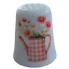 Foto de um(a) Dedal de Coleção em Porcelana – Regador com Flores e Laço, da categoria de Outros colecionáveis. Este delicado dedal em porcelana branca destaca-se pelo seu design romântico e detalhes que remetem ao estilo shabby chic. A... Vendido no marketplace Trésors.