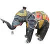 Foto de um(a) Elefante Decorativo em Madeira – Pintada à Mão, da categoria de Escultura. Encantadora escultura de elefante entalhada em madeira maciça, apresentando uma rica ornamentação em policromia. Esta peça é... Vendido no marketplace Trésors.