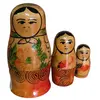 Foto de um(a) Matrioska Russa - Conjunto com 3 Bonecas "Rossiyanochka", da categoria de Bonecas. Charme e tradição em miniatura! Peça original da era soviética. Este conjunto de Matrioskas (bonecas russas) é uma peça... Vendido no marketplace Trésors.