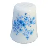 Foto de um(a) Dedal de Coleção em Porcelana – Florais e Laço Azul Estilo Português, da categoria de Outros colecionáveis. Esta peça destaca-se pela delicadeza de seus detalhes decorativos: de um lado, um rico arranjo de mini flores em tons de... Vendido no marketplace Trésors.