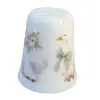 Foto de um(a) Dedal de Coleção em Porcelana Decorada – Estampa Patinhos com Laço, da categoria de Outros colecionáveis. Esta peça apresenta um acabamento vitrificado impecável e uma decoração romântica em estilo vintage. A estampa detalha... Vendido no marketplace Trésors.