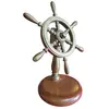 Foto de um(a) Timão Náutico em Bronze e Madeira – Peça Decorativa Vintage, da categoria de Outros itens marítimos. Adicione um toque de aventura clássica ao seu ambiente com esta belíssima miniatura de leme náutico. Com um design... Vendido no marketplace Trésors.