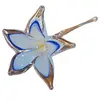 Foto de um(a) Flor Decorativa em Cristal Murano - Branco e Azul, da categoria de Outros colecionáveis. Elegante flor decorativa artesanal, modelada à mão em cristal Murano. Esta peça une o charme do design orgânico com a... Vendido no marketplace Trésors.