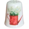 Foto de um(a) Dedal de Coleção em Porcelana - Estampa Regador com Flores e Borboletas, da categoria de Outros colecionáveis. Encantador dedal colecionável em porcelana branca, perfeito para entusiastas de costura, colecionadores de miniaturas ou... Vendido no marketplace Trésors.
