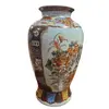 Foto de um(a) Vaso Decorativo Satsuma – Cerâmica Policromada com Detalhes em Relevo e Dourado, da categoria de Vasos. Encante-se com este elegante vaso decorativo que evoca a tradicional estética Satsuma. A peça apresenta um fundo em tom... Vendido no marketplace Trésors.
