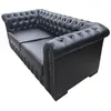 Foto de um(a) Sofá Chesterfield 2 Lugares Preto, da categoria de Sofás. Este sofá de 2 lugares traz o icônico design Chesterfield, uma peça que é sinônimo de sofisticação e luxo desde o século... Vendido no marketplace Trésors.
