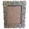 Foto de um(a) Porta Retrato em Bronze - Vertical, da categoria de Porta retratos. Belíssimo porta-retrato vertical confeccionado em bronze de alta qualidade. Esta peça apresenta um trabalho de fundição... Vendido no marketplace Trésors.