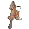 Foto de um(a) Pônei Mobo Bronco – Original England, da categoria de Brinquedos antigos. Este exemplar autêntico do "Mobo Bronco" é uma verdadeira peça de história. Fabricado na Inglaterra. Vendido no marketplace Trésors.