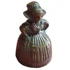 Foto de um(a) Sino de Mesa Antigo em Bronze – Figura Feminina, da categoria de Outros colecionáveis. Excelente estado vintage, apresentando o desgaste natural da pátina que atesta sua antiguidade, sem marcas de restauro ou... Vendido no marketplace Trésors.