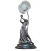 Foto de um(a) Escultura Luminária Antiga Cigana em Petit Bronze, da categoria de Escultura. Esta magnífica escultura luminária em petit bronze retrata uma figura cigana com impressionante riqueza de detalhes. A peça... Vendido no marketplace Trésors.