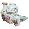 Foto de um(a) Conjunto 5 Peças Porcelana Oriental esmaltada - Assinadas e Datadas (1988), da categoria de Vasos. Exclusivo conjunto decorativo composto por 5 peças em porcelana oriental, apresentando um sofisticado acabamento acetinado... Vendido no marketplace Trésors.