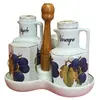 Foto de um(a) Galheteiro de Porcelana com Estampa de Uvas e Suporte de Madeira, da categoria de Saleiros e pimenteiros. Galheteiro de porcelana com estampa de uvas e suporte de madeira. Vendido no marketplace Trésors.