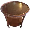 Foto de um(a) Mesa Lateral Redonda Clássica em Madeira, da categoria de Mesas laterais. Elegante mesa lateral (ou de apoio) clássico, ideal para compor salas de estar, escritórios ou recepções com um toque de... Vendido no marketplace Trésors.