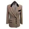 Foto de um(a) Blazer Vintage New York Lã, da categoria de Casacos. Blazer americano em lã tons de cinza, as tramas da lã formam discreto padrão de poás, detalhes veludo preto. Modelagem... Vendido no marketplace Trésors.