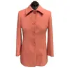 Foto de um(a) Casaco Vintage Lã Rosa Médio, da categoria de Casacos. Casaco em lã rosa médio, modelagem e confecção impecável. Possui bolsos, fechamento frontal por grandes botões e forro.... Vendido no marketplace Trésors.