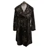Foto de um(a) Casaco Vintage Pelo Preto, da categoria de Casacos. casaco vintage, possivelmente pelo sintético, na cor preto, botões quadrados e grande gola Veste M Medidas:Ombros 42cmBusto... Vendido no marketplace Trésors.