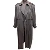 Foto de um(a) Trench Coat Vintage Besouro, da categoria de Casacos. Trench coat vintage, lindíssimo tom levemente metálico em tons esverdeado/azul/lilás, que carinhosamente chamamos de cor... Vendido no marketplace Trésors.