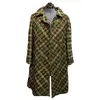 Foto de um(a) Casaco Vintage Tweed Xadrez, da categoria de Casacos. Raríssimo casaco tweed, xadrez em tom predominante verde, fechamento transpassado, 6 botões frontais, forro caramelo. Veste... Vendido no marketplace Trésors.