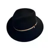 Foto de um(a) Chapéu Fedora Perry Ellis, da categoria de Chapéus. Chapéu Fedora, feltro 100% lã, da marca americana Perry Ellis, foram produzidos pela marca em coleções de inverno... Vendido no marketplace Trésors.