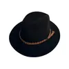 Foto de um(a) Chapéu Fedora Bailey, da categoria de Chapéus. Chapéu Fedora Bailey, americano, em feltro e faixa em couro trançado Cor preto Coroa vincada Cone médio Aba 6cm Banda... Vendido no marketplace Trésors.