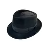 Foto de um(a) Chapéu Fedora A Época Curitiba, da categoria de Chapéus. Chapéu fedora da antiga “A Época Curitiba”, em feltro de pelo ou lã texturizada, que confere esse visual e toque pelúcia... Vendido no marketplace Trésors.