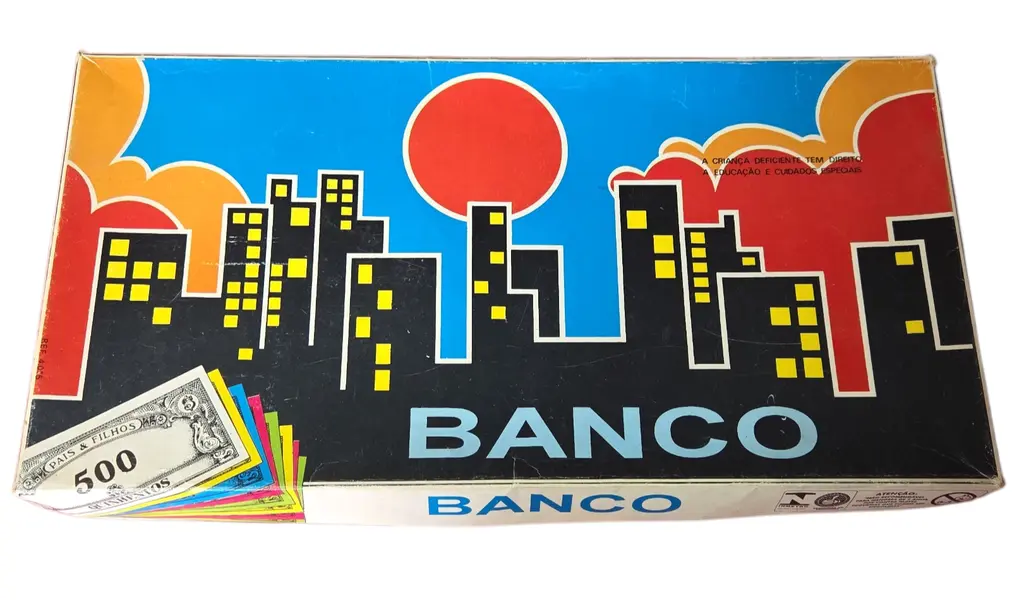 Foto de um(a) Banco Imobiliário - Edição Pai & Filhos, da categoria de Jogos de tabuleiro. Prepare-se para se tornar o mais novo milionário da cidade! No Banco Imobiliário da Pai & Filhos, o objetivo é simples, mas... Vendido no marketplace Trésors.