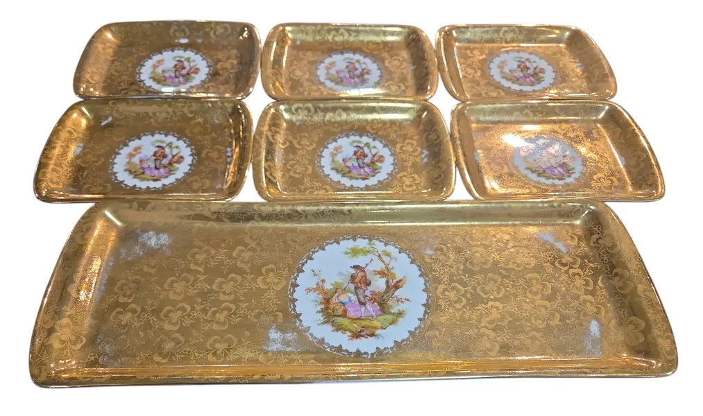 Foto de um(a) Conjunto de Travessa e Pratinhos Porcelana D.P. – Cena Galante (7 Peças), da categoria de Conjuntos de servir. Elegância e sofisticação em porcelana vintage. Este conjunto luxuoso da renomada Porcelana D.P. é composto por uma travessa... Mostrado de uma perspectiva diferente. Vendido no marketplace Trésors.