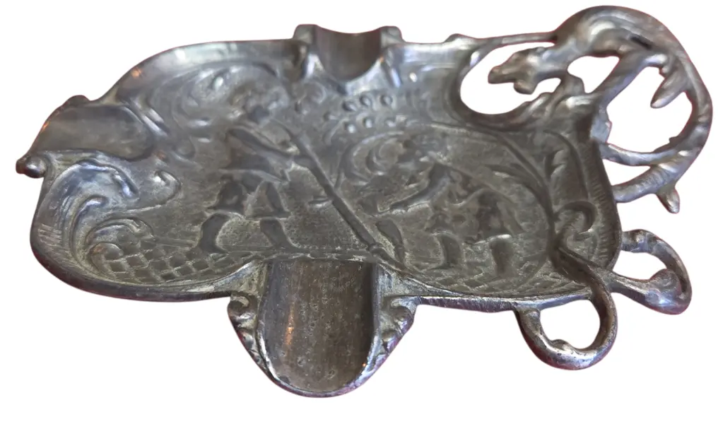 Foto de um(a) Cinzeiro Dragão em Metal Prateado, da categoria de Cinzeiros. Apresentamos um refinado cinzeiro de coleção, produzido em metal com acabamento oxidado. A peça destaca-se pela sua... Mostrado de uma perspectiva diferente. Vendido no marketplace Trésors.