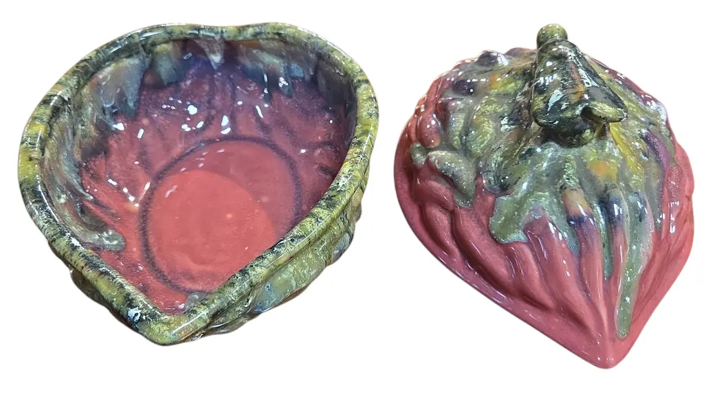 Foto de um(a) Antiga Bomboniere Cerâmica Weiss – Formato de Noz com Inseto, da categoria de Garrafas, potes e jarros. Rara e excêntrica bomboniere em cerâmica esmaltada, produzida pela renomada Cerâmica Weiss. Uma peça de colecionismo que... Mostrado de uma perspectiva diferente. Vendido no marketplace Trésors.