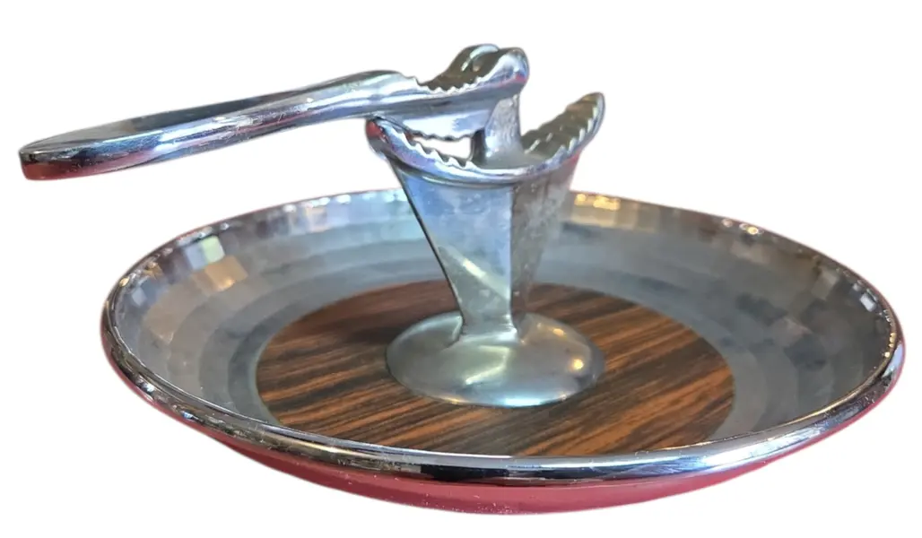 Foto de um(a) Quebra-Nozes Vintage com Base de Servir – Alumínio Polido, Madeira e Prato Martelado, da categoria de Outros utensílios para servir. Elegância para a Sua Mesa Este quebra-nozes não é apenas uma ferramenta, mas uma peça de decoração que evoca o charme das... Mostrado de uma perspectiva diferente. Vendido no marketplace Trésors.