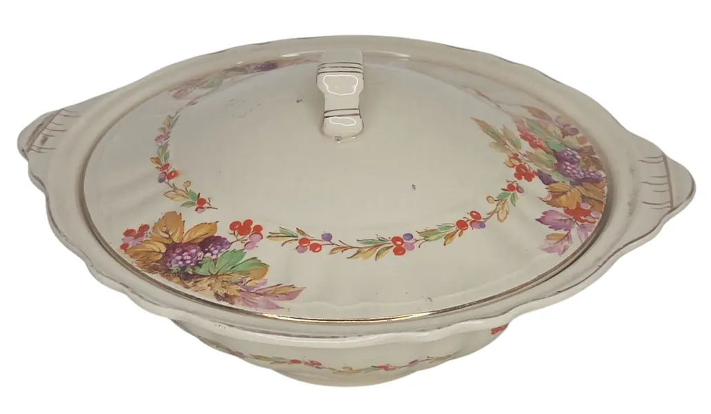 Foto de um(a) Sopeira Inglesa J&G Meakin Sunshine - Faiança "Autumn Fruits" com Friso a Ouro, da categoria de Terrinas de sopa. Belíssima sopeira antiga (terrina) em faiança inglesa, produzida pela renomada manufatura J&G Meakin, pertencente à icônica... Mostrado de uma perspectiva diferente. Vendido no marketplace Trésors.