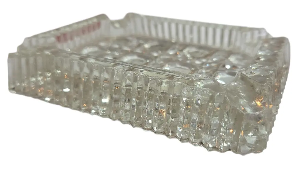 Foto de um(a) Cinzeiro Cristal Ruby, da categoria de Cinzeiros. O ápice da elegância funcional. Este cinzeiro é esculpido em cristal de alta transparência, apresentando lapidações... Mostrado de uma perspectiva diferente. Vendido no marketplace Trésors.