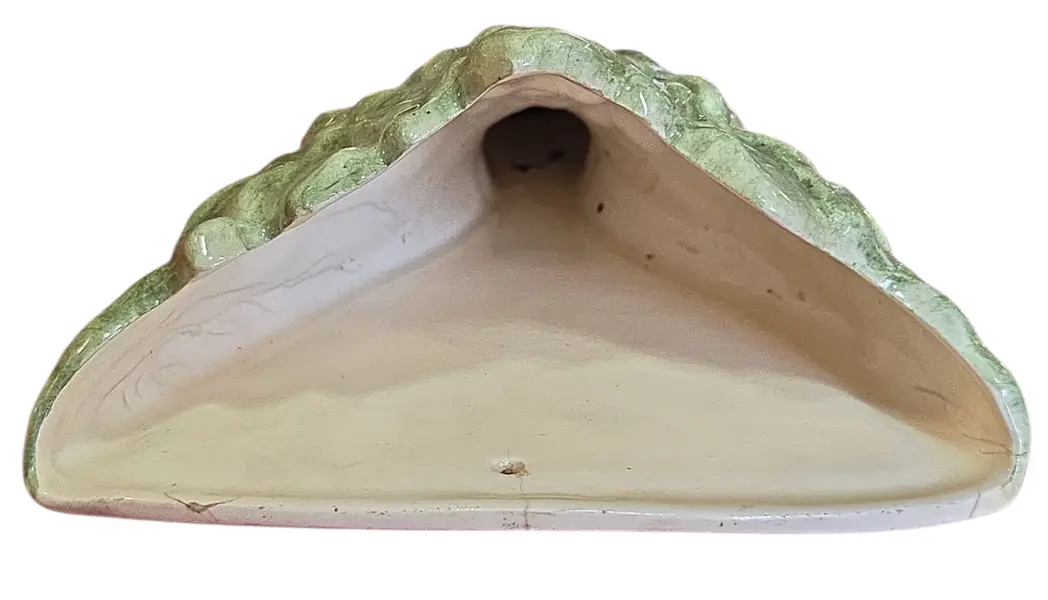 Foto de um(a) Vaso de Parede Antigo Rabanete em Faiança, da categoria de Floreira de parede. Exclusivo vaso de parede (pocket wall vase) em faiança vitrificada, moldado em formato figurativo de um maço de rabanetes.... Mostrado de uma perspectiva diferente. Vendido no marketplace Trésors.