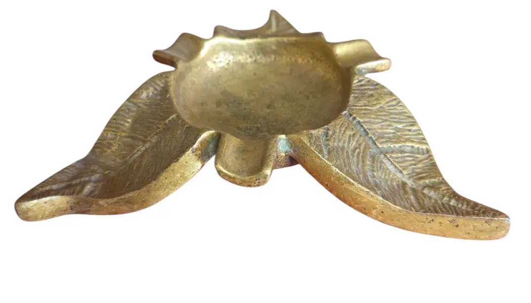 Foto de um(a) Cinzeiro Escultural em Bronze Maciço – Formato Flor em Pétalas, da categoria de Cinzeiros. Uma verdadeira joia para a sua mesa. Este cinzeiro em formato de flor é fundido em bronze maciço, apresentando um peso... Mostrado de uma perspectiva diferente. Vendido no marketplace Trésors.