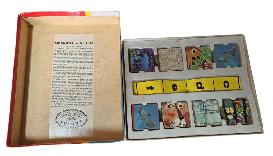 Foto de um(a) Jogo de Memória - Série Luxo nº 804, da categoria de Jogos de tabuleiro. Este não é um jogo de memória comum de papel fino. A Série Luxo destaca-se pelas suas peças em papel cartão duplex de alta... Mostrado de uma perspectiva diferente. Vendido no marketplace Trésors.