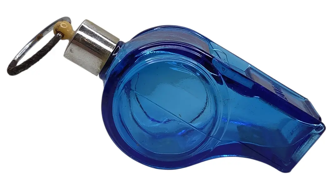 Foto de um(a) Perfume Avon Apito Vintage, da categoria de Outros colecionáveis. Perfume Avon Apito vintage. Mostrado de uma perspectiva diferente. Vendido no marketplace Trésors.