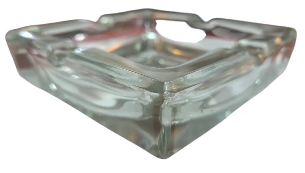 Foto de um(a) Cinzeiro Vidro Charuto, da categoria de Cinzeiros. Feito para o movimento. Este cinzeiro de vidro temperado foi projetado para aguentar o ritmo do dia a dia. Com bordas... Mostrado de uma perspectiva diferente. Vendido no marketplace Trésors.