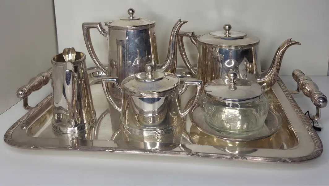 Foto de um(a) Raro Jogo de Prata Wolff 90 – 6 Peças de Alto Luxo, da categoria de Bules. Invista na tradição da prataria mundial com este conjunto exclusivo da renomada marca Wolff. Com banho de Prata 90 —... Mostrado de uma perspectiva diferente. Vendido no marketplace Trésors.