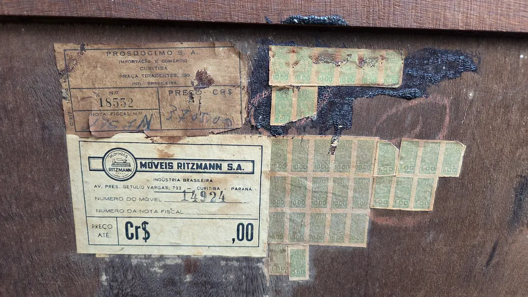 Foto de um(a) Cristaleira Pequena Ritzmann, da categoria de Cristaleiras. Adicione um toque de sofisticação à sua sala de jantar ou estar com esta belíssima cristaleira da renomada Móveis Ritzmann.... Mostrado de uma perspectiva diferente. Vendido no marketplace Trésors.