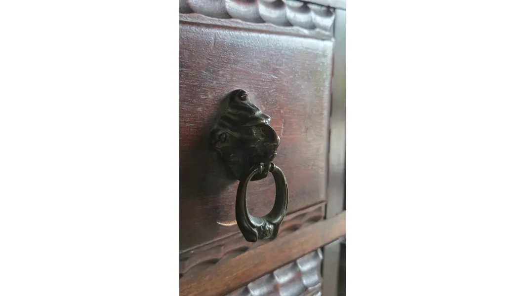 Foto de um(a) Móvel Manuelino em Jacarandá e Bronze, da categoria de Cômodas e Sapateira. Exuberante móvel Manuelino, uma verdadeira obra de arte da marcenaria clássica. Confeccionado inteiramente em Jacarandá... Mostrado de uma perspectiva diferente. Vendido no marketplace Trésors.