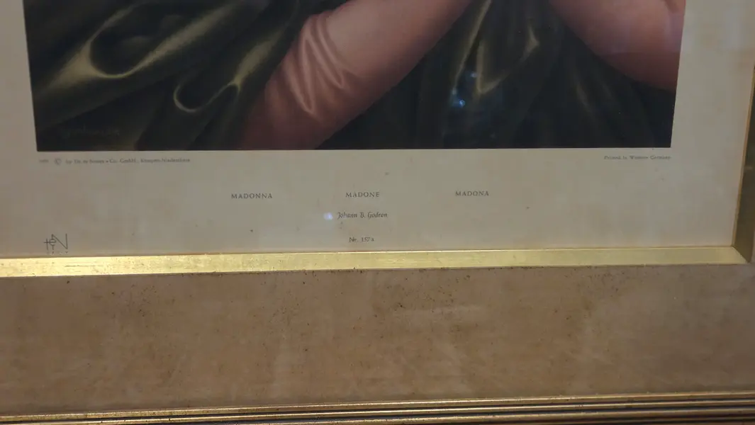 Foto de um(a) Antiga Madonna - Print Original Western Germany (1955), da categoria de Fotografia. Uma peça de colecionador que une fé e história. Esta gravura da Madonna (Virgem Maria), datada de 1955, é um exemplar... Mostrado de uma perspectiva diferente. Vendido no marketplace Trésors.