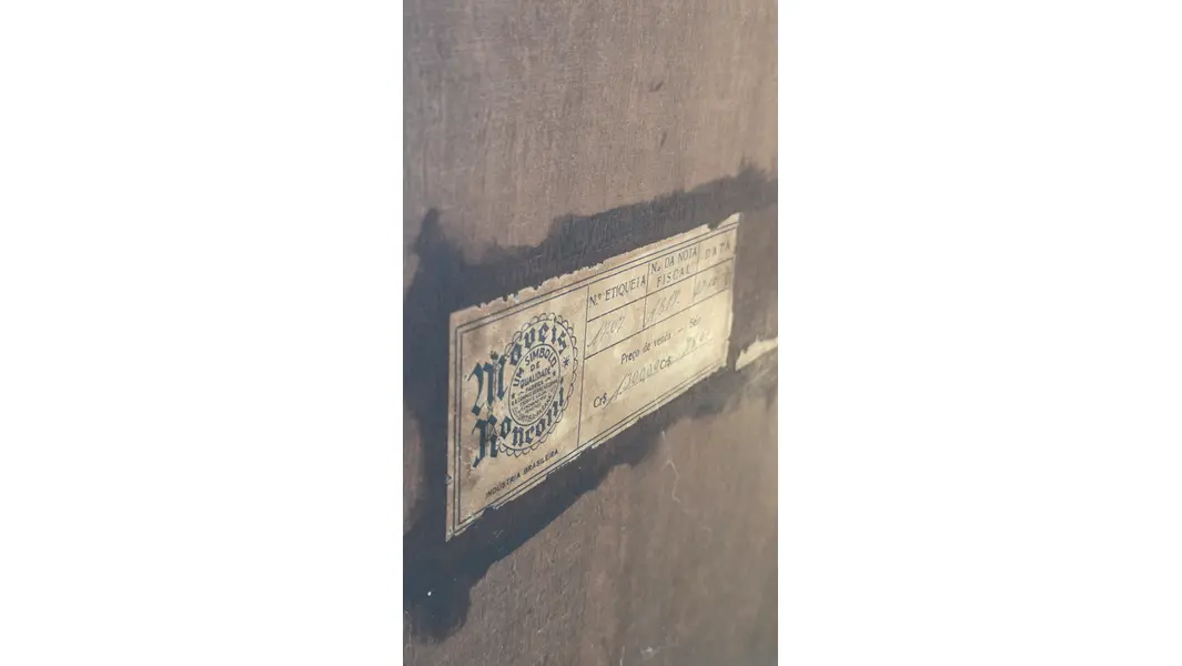 Foto de um(a) Rara Chapeleira Ronconi em Imbuia Maciça – Espelho Bisotê Original – Relíquia, da categoria de Cabideiros e porta-chapéus. Apresentamos uma peça icônica da prestigiada Móveis Ronconi. Esta chapeleira em Imbuia de lei é o epítome da elegância para... Mostrado de uma perspectiva diferente. Vendido no marketplace Trésors.