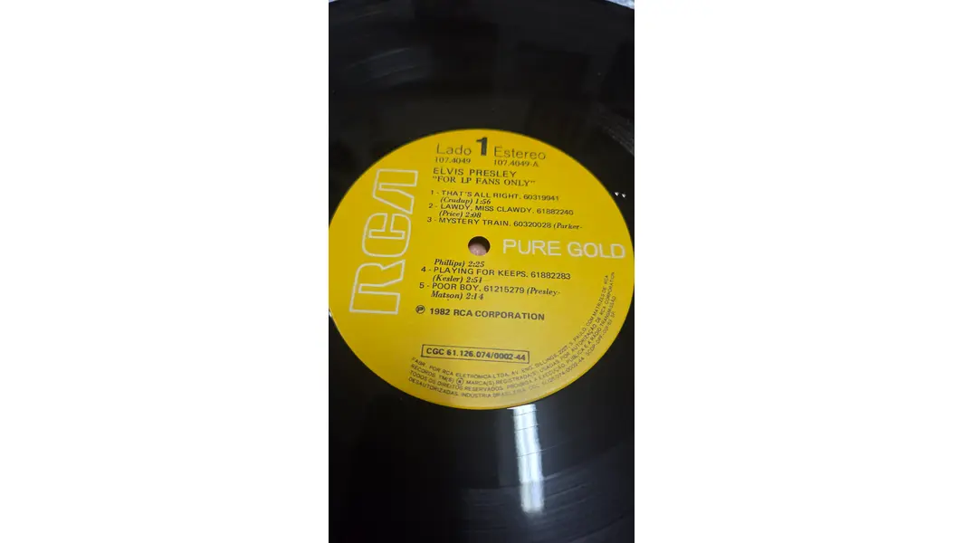 Foto de um(a) LP Elvis Presley – For LP Fans Only (Edição Brasileira 1982) – Série Pure Gold RCA, da categoria de LPs ou Discos de Vinil . Relíquia para colecionadores e amantes do Rei do Rock! Este álbum, "For LP Fans Only", é uma compilação essencial que reúne... Mostrado de uma perspectiva diferente. Vendido no marketplace Trésors.